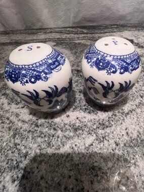 BLUE WILLOW salt pepper shakers Vintage Japanese ceramic blue and white set